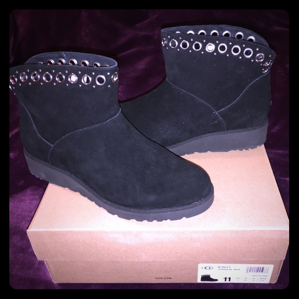 UGG CHIC Wedge Grommets Low Bootie. Authentic. Fits size 10-10.5. NARROW